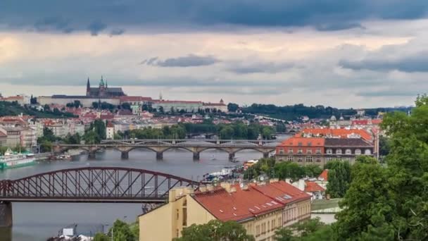 プラハの空中からの眺めはヴィシェグラードの展望台からの時間経過です プラハだ チェコ共和国 ヴルタヴァ川と多くの橋 暗い雲と嵐の天気 — ストック動画