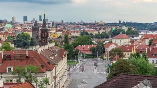 在布拉格日落之前 伏尔塔瓦河河上的老城码头建筑和查尔斯桥的风景秀丽的夏日鸟瞰图 布拉格 捷克共和国 Malostranska 的顶级视图 — 图库视频影像