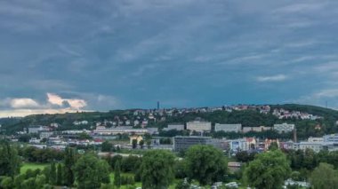Višegrad gözlem güvertesinden Prag zaman çizelgesinin havadan görüntüsü. Prag 'da. Çek Cumhuriyeti. Vltava nehri ve yeşil ağaçlar. Kara bulutlu fırtınalı hava