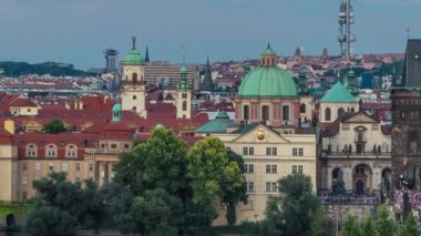 Praha 'daki Vltava Nehri üzerindeki Charles Köprüsü ve Eski Şehir İskelesi mimarisinin manzaralı yaz manzarası. Prag, Çek Cumhuriyeti. Bulutlu gökyüzü. Küçük Şehir Kulesi 'nden üst görünüm