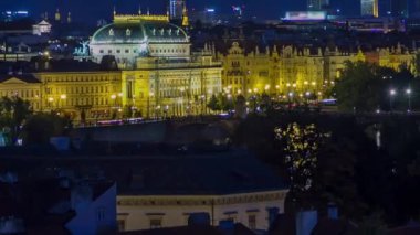 Ulusal Tiyatro Prag'da Vltava Nehri timelapse, Çek Cumhuriyeti yansıması ile gece ışıklı. Lesser Town Tower üstten görünüm