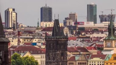 Praha 'da günbatımından önce Vltava Nehri üzerindeki Charles Köprüsü ve Eski Şehir İskelesi mimarisinin manzara görüntüsü. Prag, Çek Cumhuriyeti. Malostranska 'dan üst görünüm