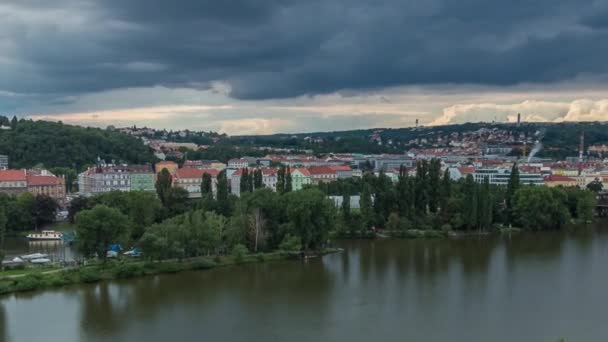 プラハの空中からの眺めはヴィシェグラードの展望台からの時間経過です プラハだ チェコ共和国 ヴルタヴァ川と道路上のトラフィックと橋 暗い雲と嵐の天気 — ストック動画