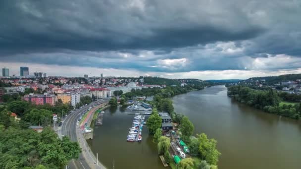 プラハの空中からの眺めはヴィシェグラードの展望台からの時間経過です プラハだ チェコ共和国 ヴルタヴァ川と赤い屋根 暗い雲と嵐の天気 — ストック動画