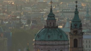 Eski kasabanın kuleleri ve gün doğumunda St. Nicolas kilisesi. Czech Cumhuriyeti, Prag. Şafakta Strahov Manastırı 'ndan hava görüntüsü