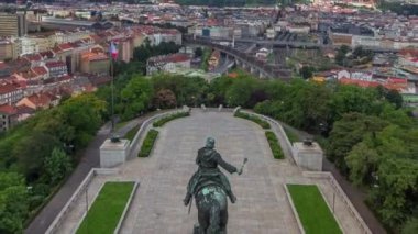 Panoramik manzaralı üst Vitkov Memorial, Çek Cumhuriyeti Prag timelapse. Old Town kırmızı çatılar ile. Yaz günü bulutlu gökyüzü