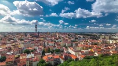 Ufukta ünlü Zizkov Tv Kulesi, Prag yatay güneşli bir timelapse görünümü Vitkov Memorial tepesinden. Leyleklerin binalarla