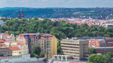 Panoramik manzaralı üst Vitkov Memorial, Çek Cumhuriyeti Prag timelapse. Kırmızı çatılar ve Vysehrad Old Town. Yaz günü bulutlu gökyüzü