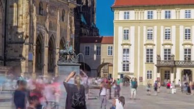 St. Vitus Katedrali mahkeme timelapse ile anıt Prag'da turistler tarafından çevrili. Prag Kalesi ve birçok bohem krallar ve Kutsal Roma imparatorları mezarlar içeren içinde bulunduğu.