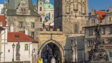 Sabah erken timelapse Lesser Quarter doğru Prag'daki Charles Köprüsü boyunca bir görünüm. Bir sürü insan görülebilir. Prague, Çek Cumhuriyeti