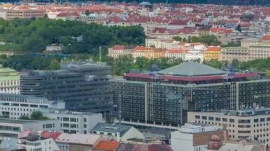 Çek Cumhuriyeti 'ndeki Vitkov Anıtı' nın tepesinden Prag zamanının panoramik görüntüsü. Kırmızı çatıları ve modern binaları olan eski bir kasaba. Yaz gününde bulutlu bir gökyüzü
