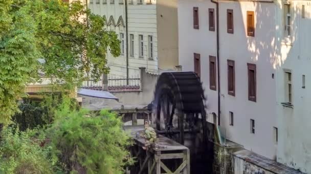 Gyönyörű Timelapse Kilátás Egy Utcára Régi Vízimalom Egy Csatornában Prága — Stock videók
