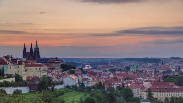 在雾蒙蒙的早晨 在日出时欣赏到布拉格的美丽景色 布拉格老城的全景与雄伟的布拉格城堡和圣维特大教堂在左边和金色的日出 — 图库视频影像