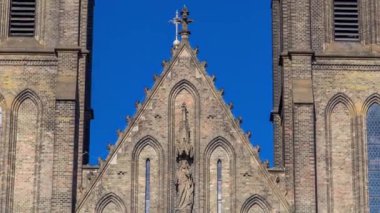 Çek Cumhuriyeti 'nde güneşli bir yaz gününde Prag' daki Saint Ludmila Katedrali 'nin saatleri.
