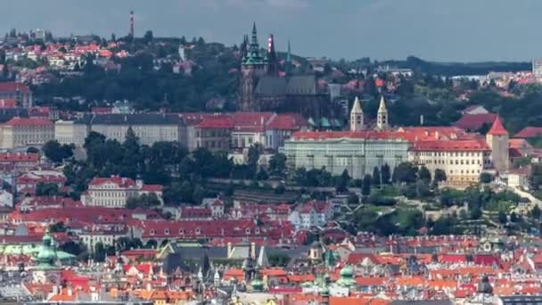 チェコ ヴィートコフ記念碑の上からプラハ タイムラプスのパノラマ風景 赤い屋根とプラハ城と旧市街 夏の日の曇り空 — ストック動画