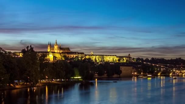在捷克共和国布拉格的城堡里 有许多五彩斑斓的小船 从天而降 夜以继日地从Vltava河上划过 天空美丽 查尔斯桥背景介绍 — 图库视频影像