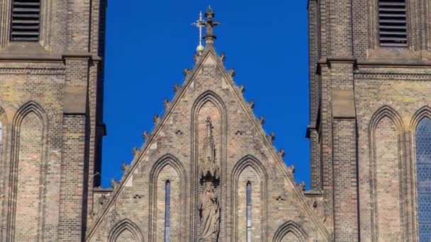 Relojes Las Torres Catedral Medieval Santa Ludmila Timelapse Praga República — Vídeo de stock