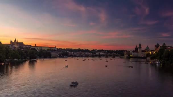 Utsikt Över Staden Prag Tjeckien Med Många Färgglada Båtar Dag — Stockvideo
