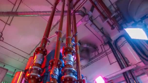 データセンターのタイムラプス過電圧の電源室内のディーゼル発電機 パイプ付きの大きなエンジン — ストック動画
