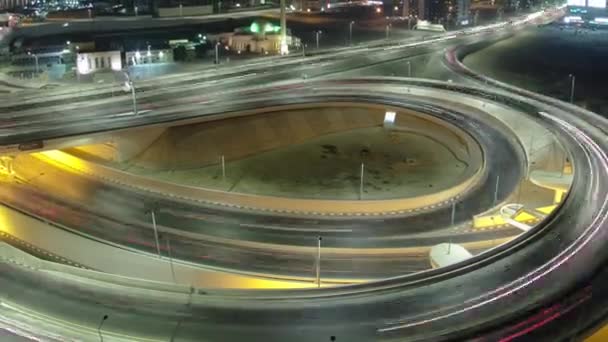 夜間のタイムラプスで屋上からアジュマーン空中パノラマビューの大きな道路接合部のトラフィック アラブ首長国連邦の陸橋との交差点に多くの車 — ストック動画