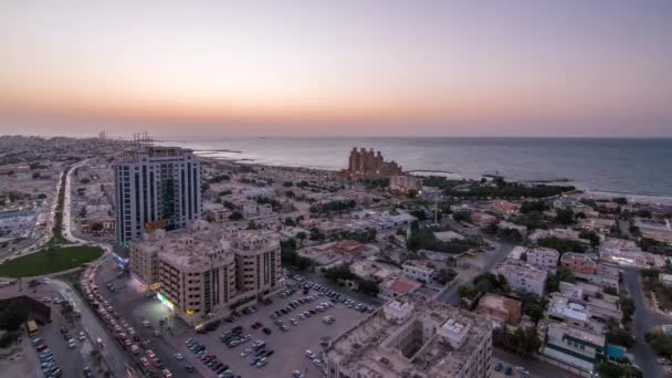 アジュマーンとシャリージャの街は 湾や建物の上から夜の時間が経過します 日没後の上空からの空中風景 — ストック動画