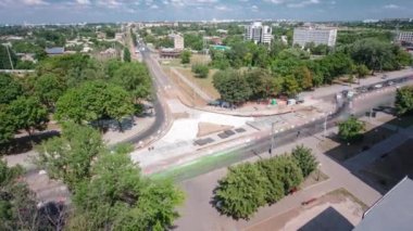 Tramvay rayları onarılan ve panoramik panoramik zaman ayarlı yol inşaatı. Beton kavşağın orta kısmında işe yarar. Metal kablolarla çalışır