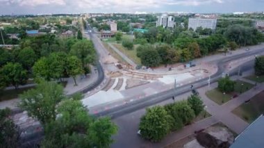 Tramvay rayları onarılan ve panoramik panoramik zaman ayarlı yol inşaatı. Beton kavşağın orta kısmında işe yarar. Yan taraftaki inşaatçılar için çadır.