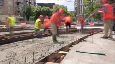Tramvay rayları onarılan ve bakım süreleri yüksek olan yol inşaatı. Kavşağın ortasında beton parçaları karıştırıcı var. Yeni toplu taşıma için demiryolu raylarının değiştirilmesi