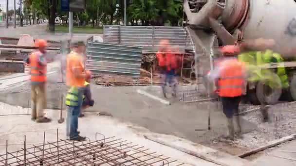 시간제가 콘크리트는 교차로의 중간에서 작동하고 혼합물이 됩니다 노동자들 교체하는 — 비디오