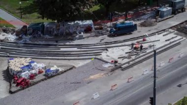 Tramvay rayları onarımı ve bakım havası olan bir yol inşaatı. Kavşağın ortasındaki rayları kesiyor. Yeni toplu taşıma için demiryolu raylarının değiştirilmesi