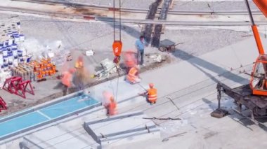 Tramvay rayları onarımı ve bakım havası olan bir yol inşaatı. Yeni toplu taşıma için demiryolu raylarının değiştirilmesi. Kamyondan vinçle beton plakalar indiriliyor ve yerleştiriliyor