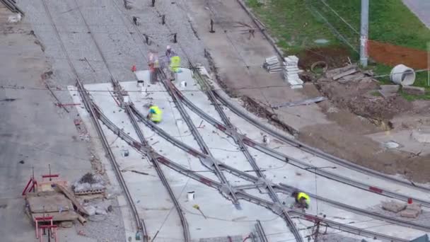 Perbaikan Bekerja Jalan Timelapse Meletakkan Rel Trem Baru Jalan Kota — Stok Video