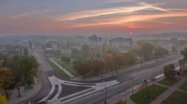 Yol kesişiminde gün doğumu ve yeniden inşa edilmiş tramvay rayları hava zaman ayarlı. Yukarıdan Kharkiv şehri. Moskova Bulvarı ve Akademik Pavlov Caddesi 'nde tramvay ve araç trafiği. Parka bak ve...