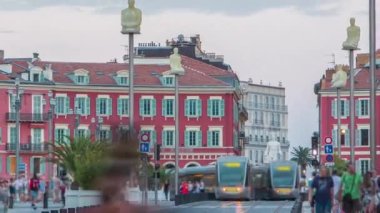 Nice şehrindeki Massena Meydanı 'nı günden geceye geçiş zamanı, Fransız Rivierası, Cote dAzur, Fransa. Tramvay rayları, sokak ışıkları ve aydınlatılmış binalar.