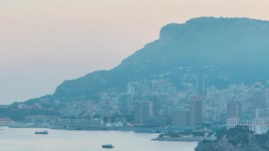Monte Carlo 'nun şehir manzarası günden geceye geçiş zamanı, Monako yaz günbatımından sonra. Akşam sisi. Limandaki yatlar. Kaptan Martin 'den üst görünüm