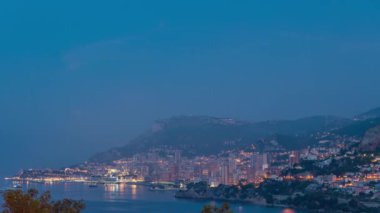 Monte Carlo 'nun şehir manzarası gece gündüz geçiş panoramik zaman döngüsü, Monako yaz gündoğumundan önce. Sabah sisi. Limandaki yatlar. Kaptan Martin 'den üst görünüm
