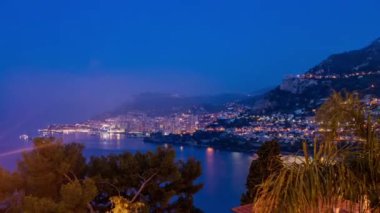 Monte Carlo 'nun panoramik şehir manzarası. Gündoğumundan önce Monako' daki geçiş zamanı. Sabah sisi. Limandaki yatlar. Kaptan Martin 'den üst görünüm