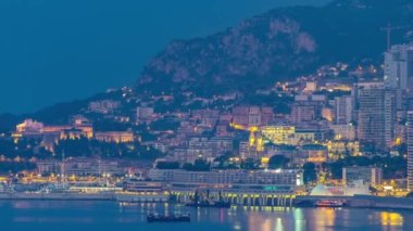 Monte Carlo 'nun şehir manzarası gece gündüz geçiş zamanı, Monako' nun kumarhanesi ve kalesi güneş doğmadan önce. Sabah sisi. Limandaki yatlar. Kaptan Martin 'den üst görünüm