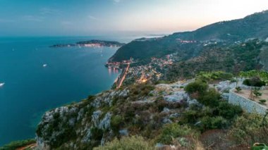 Günbegün geçiş zamanı, botlarla Akdeniz kıyılarının panoramik görüntüsü. Günbatımından sonra Fransız Rivierası 'ndaki Eze köyünün tepesinden ortaçağ evleri.