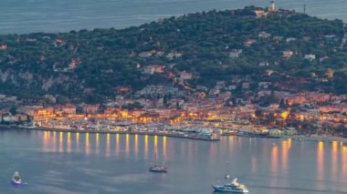 Saint-Jean-Cap-Ferrat limanında yatlar günden geceye geçiş zamanı. Fransa 'nın güneydoğusunda Provence-Alpes-Cote dAzur bölgesinde Cote dAzur' un promontuvarında tatil ve komün