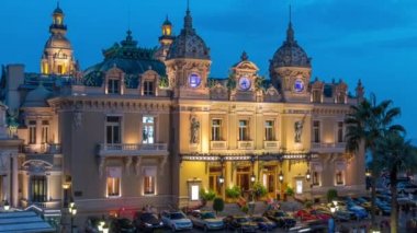 Monte Carlo 'daki Grand Casino' dan geceye geçiş zamanı, Monaco. Tarihsel bina gökyüzü manzarası. Girişi olan ön manzara. Avuç içi yanda..