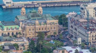Monte Carlo 'nun şehir manzarası, Monako' dan geceye geçiş zamanı binaların çatıları ve kumarhane meydanı yaz günbatımından sonra. Tepelerden gökyüzü görüntüsü.