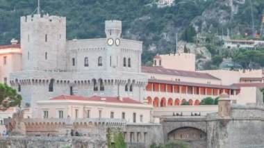 Monako Prensleri Sarayı 'ndan gece gündüz gözlem güvertesiyle geçiş zamanı. Monako Prensi 'nin resmi konutu. Yaz akşamı gün batımından sonra