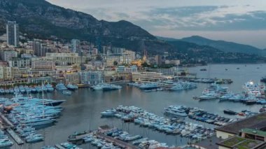 Gece geçiş timelapse Monte Carlo gün Monako Köyü bağlantı noktası Herkül ile gözlem güverteden Panoraması. Bina aydınlatma ve yatlar liman hava Üstten Görünüm.