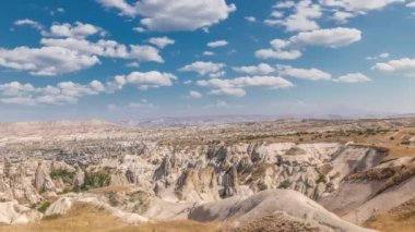 Türkiye 'nin Kapadokya kentindeki Nevsehir' in Kızıl Vadisi ve Gül Vadisi. Aşk vadisi ve peri bacaları. Mavi gökyüzünde bulutlarla panoramik manzara.