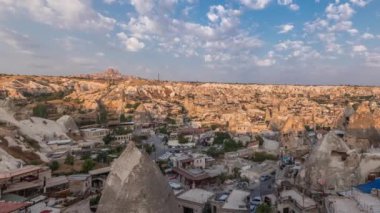 Güneş doğarken Goreme 'in hava saatinden, Kapadokya, Türkiye' den güzel bir manzarası var. Balon filmlerinin ünlü merkezi. Bulutlu mavi gökyüzü