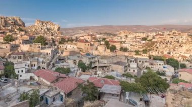 Türkiye 'nin Kapadokya Bölgesi Temenni Tepesi' nden Urgup Town hava panoramik görüntüsü. Akşamüstü kayalıklarda eski evler ve binalar
