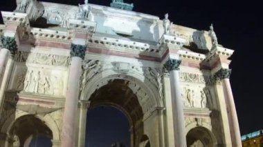Işıklı Arc de Triomphe du atlıkarınca ay gece timelapse hyperlapse, Paris, Fransa,
