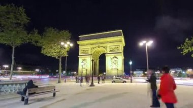 Zafer Takı gece hiperhızlandırılmış zaman atlaması. Paris 'teki ünlü anıt Şanzelize' nin batı ucunda duruyor. Çevre yolunda trafik.