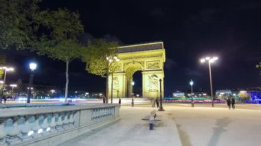 Arc de Triomphe, Paris, Fransa, gece timelapse hyperlapse ağaçları 4k ile